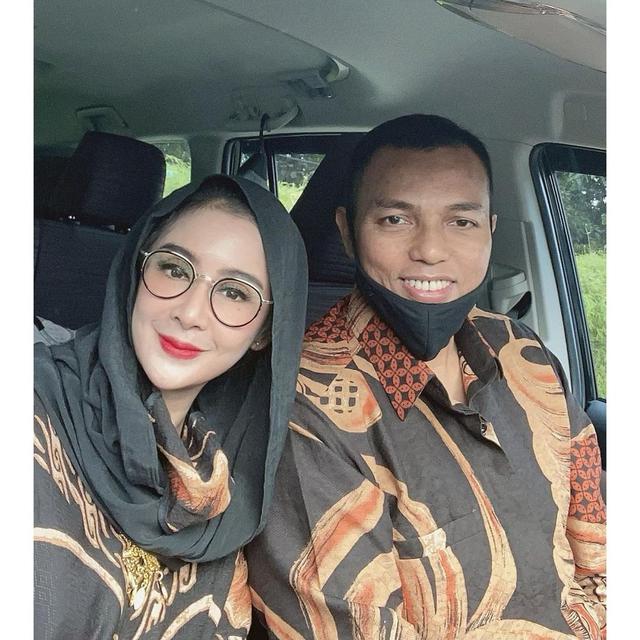 <span>Uut Permatasari dengan suami tampil dengan busana kembar (Sumber: Instagram/uutpermatasari)</span>