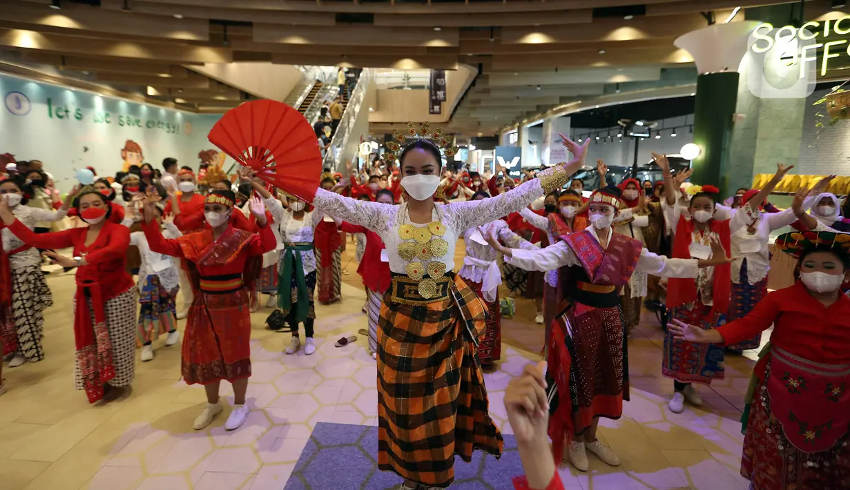 Sejumlah penari dari Yayasan Belantara Budaya Indonesia melakukan flashmob tarian daerah dalam acara bertemakan "Tunjukkan Indonesiamu" di Jakarta, Rabu (17/8/2022). Sebanyak 277 penari berkebaya merah putih menampilkan 17 tarian daerah yang bertujuan untuk  memperingati Hari Kemerdekaan ke-77 RI sekaligus sebagai bentuk gerakan dukungan Kebaya Goes to UNESCO.  (Liputan6.com/Johan Tallo)