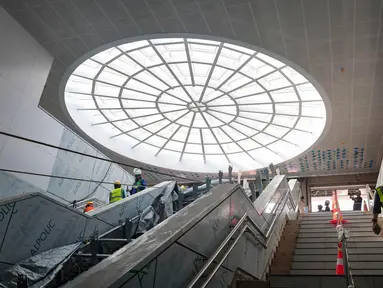 Pekerja menyelesaikan proyek pembangunan MRT Jakarta Fase 2A di Stasiun MRT Monas, Jakarta, Rabu (22/07/2026). (KLY/ Budy Santoso)
