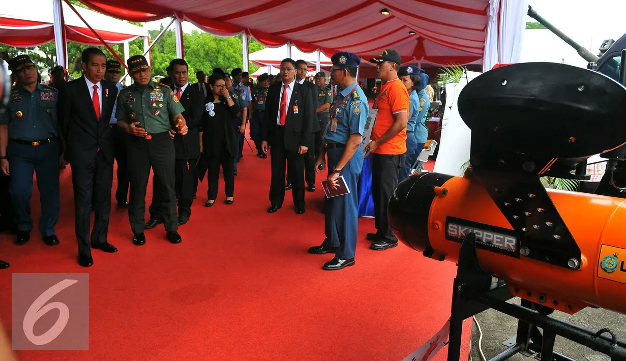 Panglima TNI Gatot Numantyo mendampingi Presiden Jokowi saat pameran Alat Peralatan Pertahanan (Alpalhan) dan Pameran Sentra Pelayanan Pertanian Padi Terpadu (SP3D) di Mabes TNI, Jakarta, Senin (16/1). (Liputan6.com/Angga Yuniar)