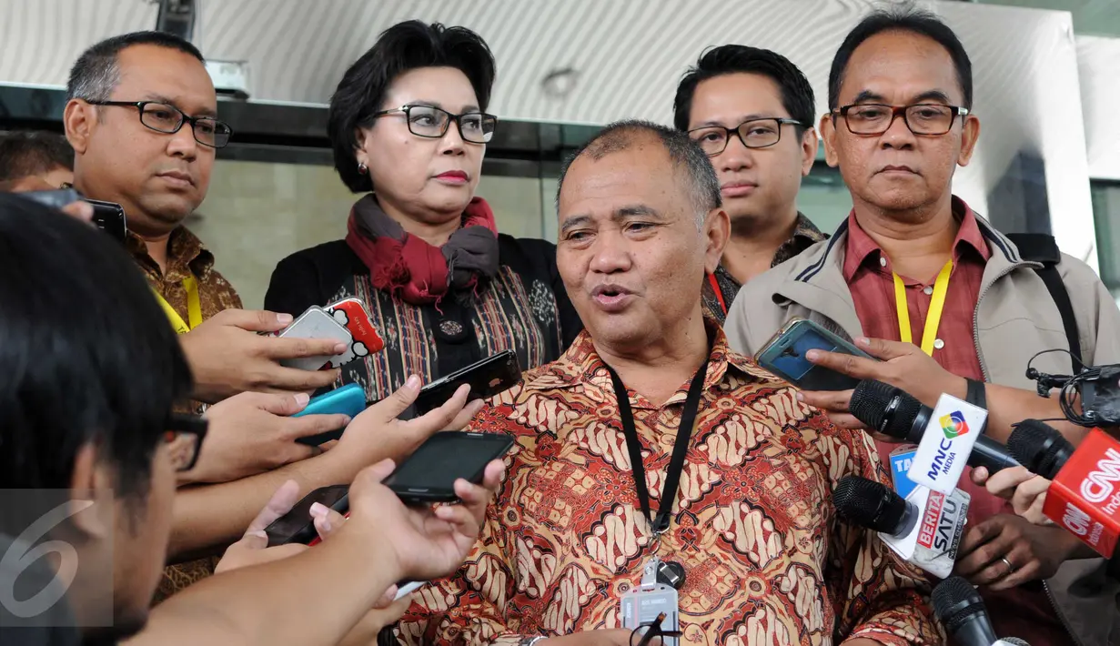 Ketua KPK Agus Rahardjo memberikan keterangan pers di depan Gedung KPK, Jakarta, Jumat (19/2). Rektor dan sejumlah guru besar universitas terkemuka menyambangi KPK untuk menyampaikan dukungan penolakan terhadap revisi UU KPK. (Liputan6.com/Helmi Afandi)