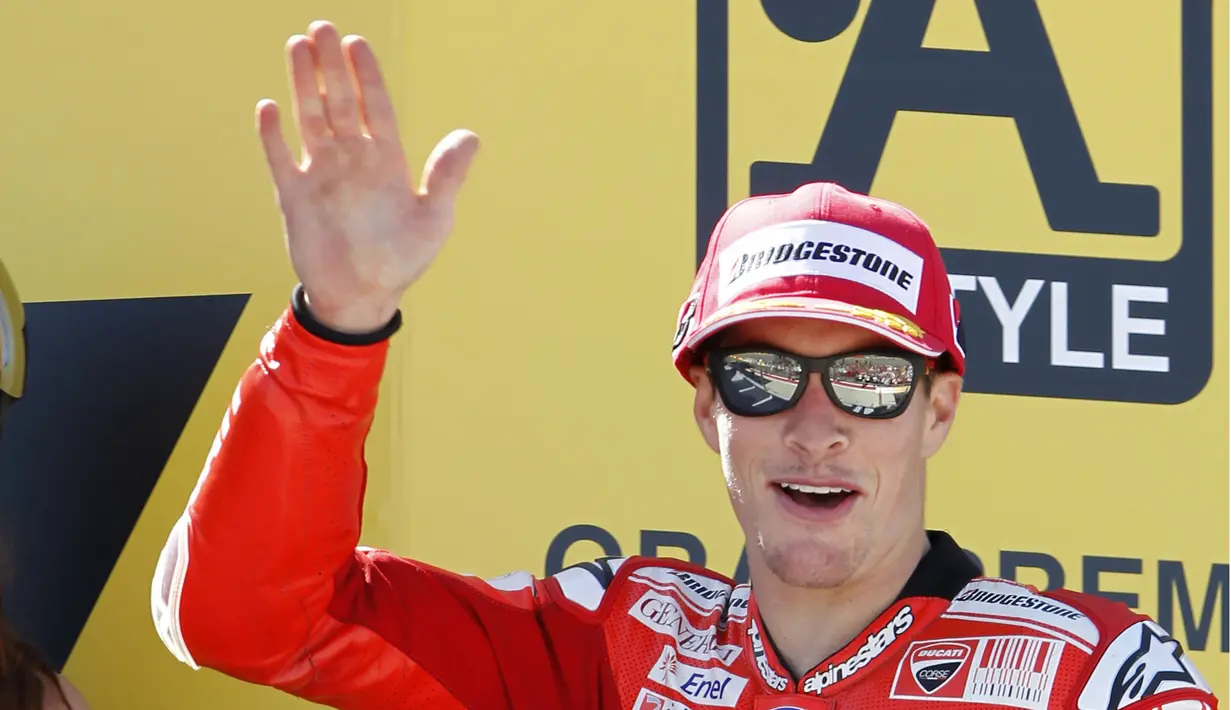 Salah satu momen saat Nicky Hayden meraih podium ketiga bersama Ducati di Motorland racetrack, Alcaniz, Spanyol, (19/9/2010). Nicky meninggal akibat kecelakaan sepeda di Italia. (AP/Paul White, File)