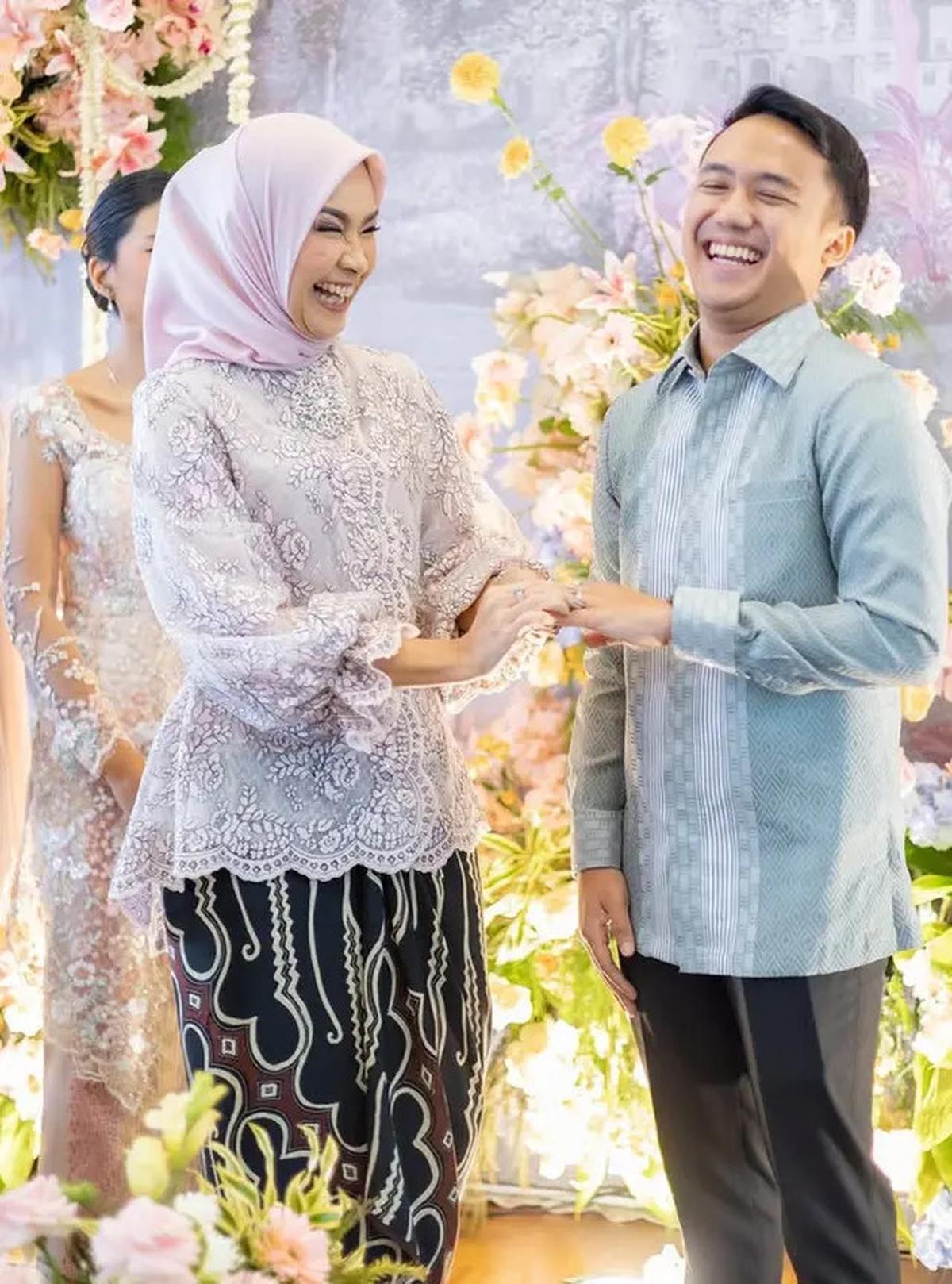 6 Potret Awet Muda Alya Rohali Kenakan Kebaya Ungu saat Acara Tunangan Putri Sulungnya