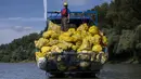Ribuan botol plastik berlumpur, potongan styrofoam, dan sampah lain yang tergenang air ditumpuk di atas trailer flatbed di tepi Sungai Tisza di Hongaria - satu metrik ton sampah yang diangkat dengan tangan dari saluran air dan dataran banjir dalam satu hari. (AP Photo/Denes Erdos)