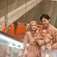 Tak ingin kalah memukau dari penampilan sang istri, Rey Mbayang pun tampil modis dengan kemeja serta celana panjang warna senada. Begitu pula anaknya, Shaka. (Instagram/dindahw).