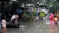 Selain akses jalan, banjir juga melanda rumah warga Kampung Andir dan Cieunteung.