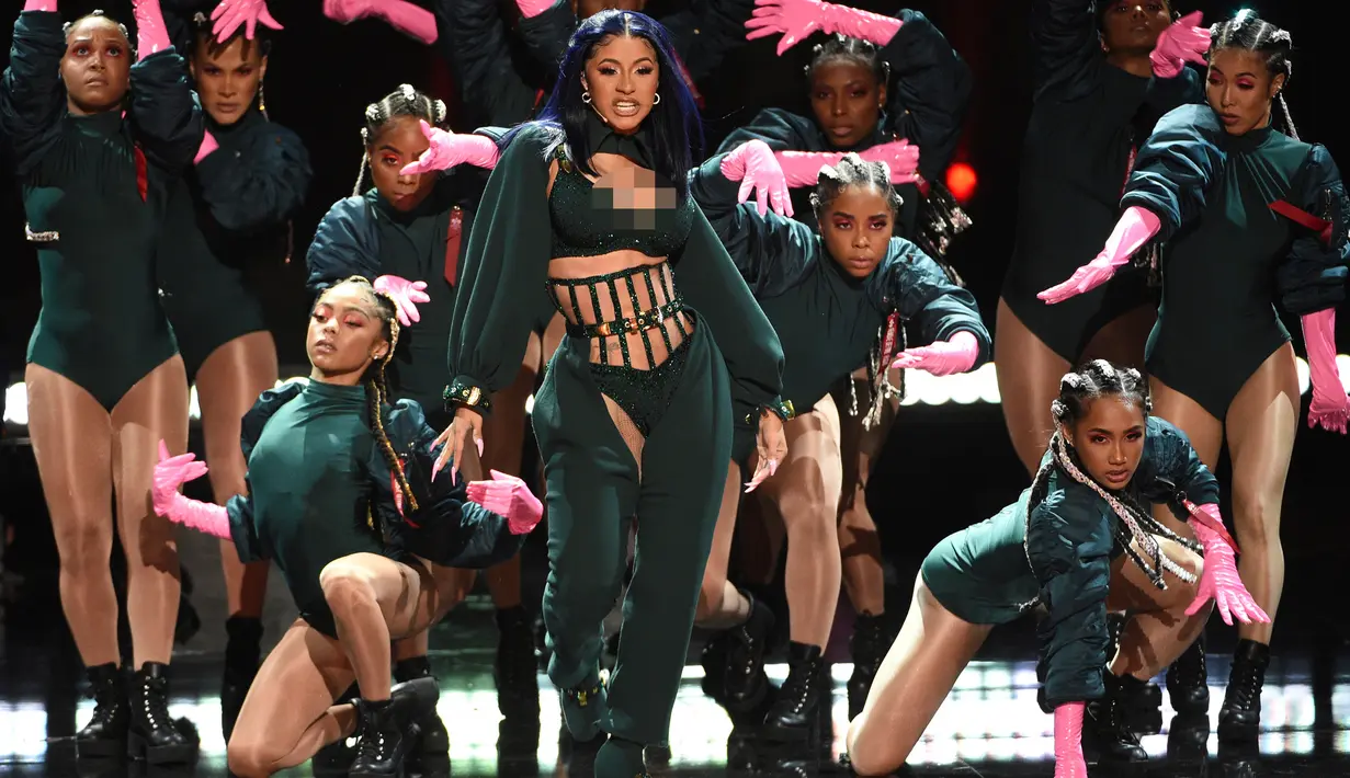 Cardi B saat tampil di panggung dalam acara BET Awards 2019 di Los Angeles, AS (24/6/2019). Penyanyi Rapper ini mendapat tujuh nominasi dalam acara BET Awards 2019 tersebut. (AP Photo/Chris Pizzello)