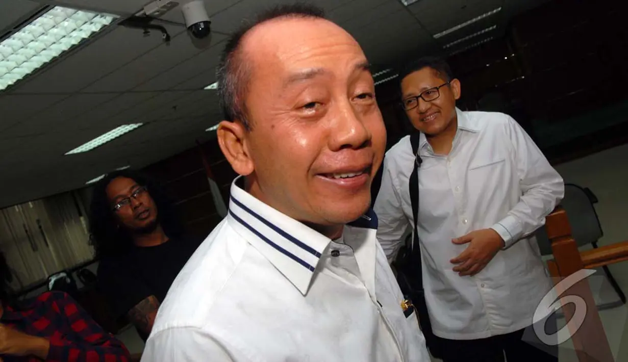 Saan Mustopa yang mengenakan baju berwarna putih terlihat santai. Ia bercengkrama dengan Anas saat bertemu di Pengadilan Tipikor, Jakarta, Senin (7/7/2014) (Liputan6.com/Miftahul Hayat)