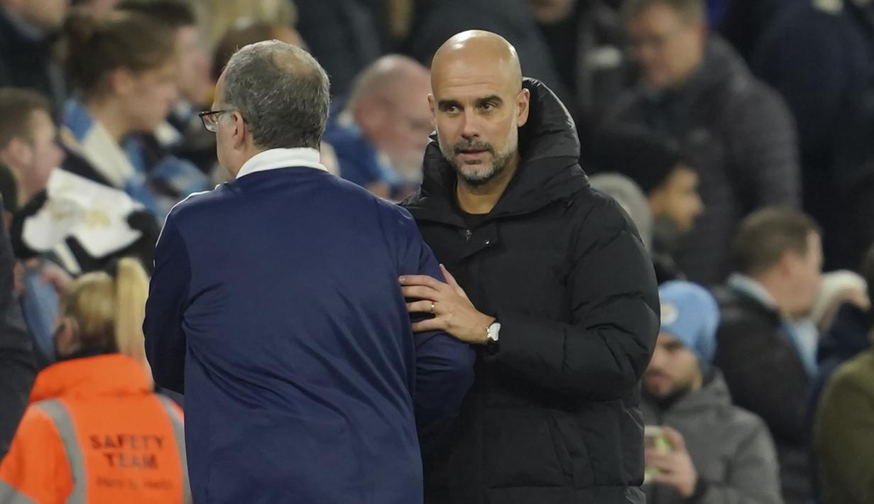Kemenangan 7-0 atas Leeds United, Selasa (14/12/2021) tak hanya membawa Manchester City kukuh di puncak klasemen, unggul 4 poin dari Liverpool. Namun, sang juru taktik Pep Guardiola juga tercatat sebagai pelatih tercepat yang mengoleksi 500 gol di Liga Inggris. (AP/Jon Super)