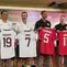 Legenda Arsenal, Gilberto Silva (kiri), Robert Pires (dua dari kiri), dan legenda Manchester United Rio Ferdinand (dua dari kanan), dan Ryan Giggs (kanan), pada konferensi pers 2026 Champions Impact in Jakarta: The Rivalry Returns, di Stadion Utama Gelora Bung Karno, Jumat (9/10/2026). (Bola.com/Yus Mei Sawitri)
