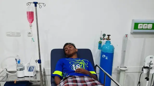 Pesepakbola U-16 yang jadi korban luka tersambar petir di wilayah Konawe Selatan, Kamis (20/2/2020).(Liputan6.com/Ahmad Akbar Fua)
