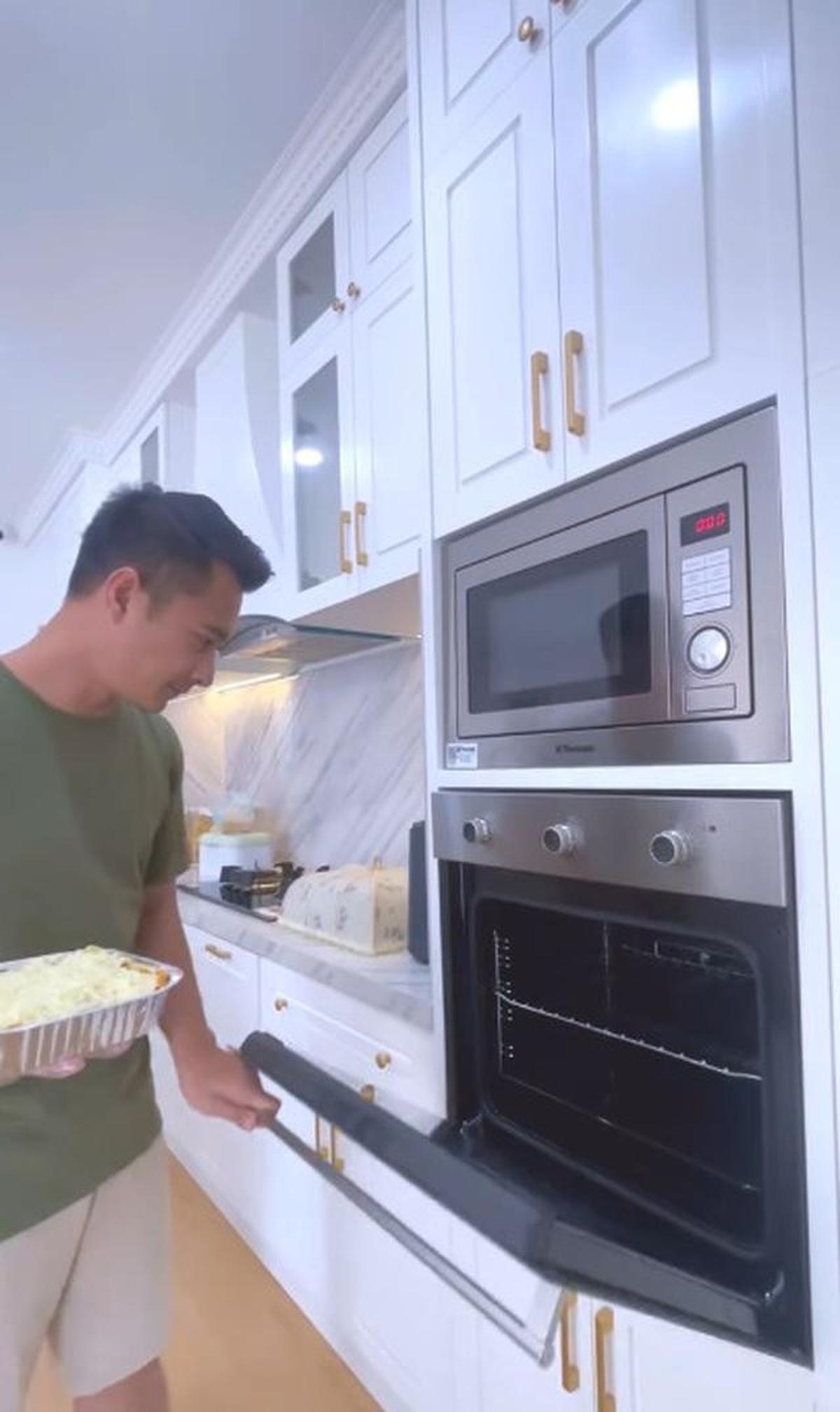 9 Potret Dapur Rumah Eza Gionino yang Mewah, Padukan Unsur Klasik dan Modern