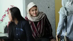 Istri terdakwa dugaan korupsi e-KTP Setya Novanto, Deisti Astriani Tagor saat tiba di Gedung KPK jelang menjalani pemeriksaan, Jakarta, Rabu (10/1). Sebelumnya pada Senin (20/11) lalu, Deisti juga telah diperiksa. (Liputan6.com/Helmi Fithriansyah)