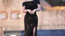 Dress ini dipadukan dengan korset transparan perjelas siluet pinggang rampingnya dan wedges anyaman [@felicyangelista_]