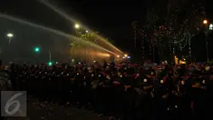 Tembakan Water Cannon membubarpaksakan aksi buruh di depan Istana Merdeka, Jakarta, Jumat (30/10/2015). Polisi terpaksa menembakkan gas air mata karena aksi sudah melewati batas waktu yang disepakati. (Liputan6.com/Gempur M Surya)