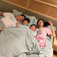 Sandra Dewi dan keluarga di tempat tidur (Instagram/sandradewi88)