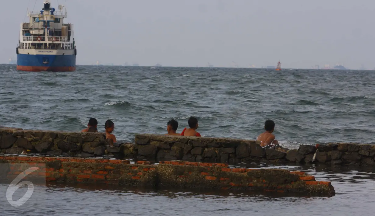 Sejumlah anak bermain air dekat tanggul di Pesisir Muara Baru, Penjaringan, Jakarta, Jumat (12/5). Minimnya lahan bermain di kawasan tersebut membuat anak-anak memanfaatkan bekas tanggul untuk bermain. (Liputan6.com/Gempur M Surya)