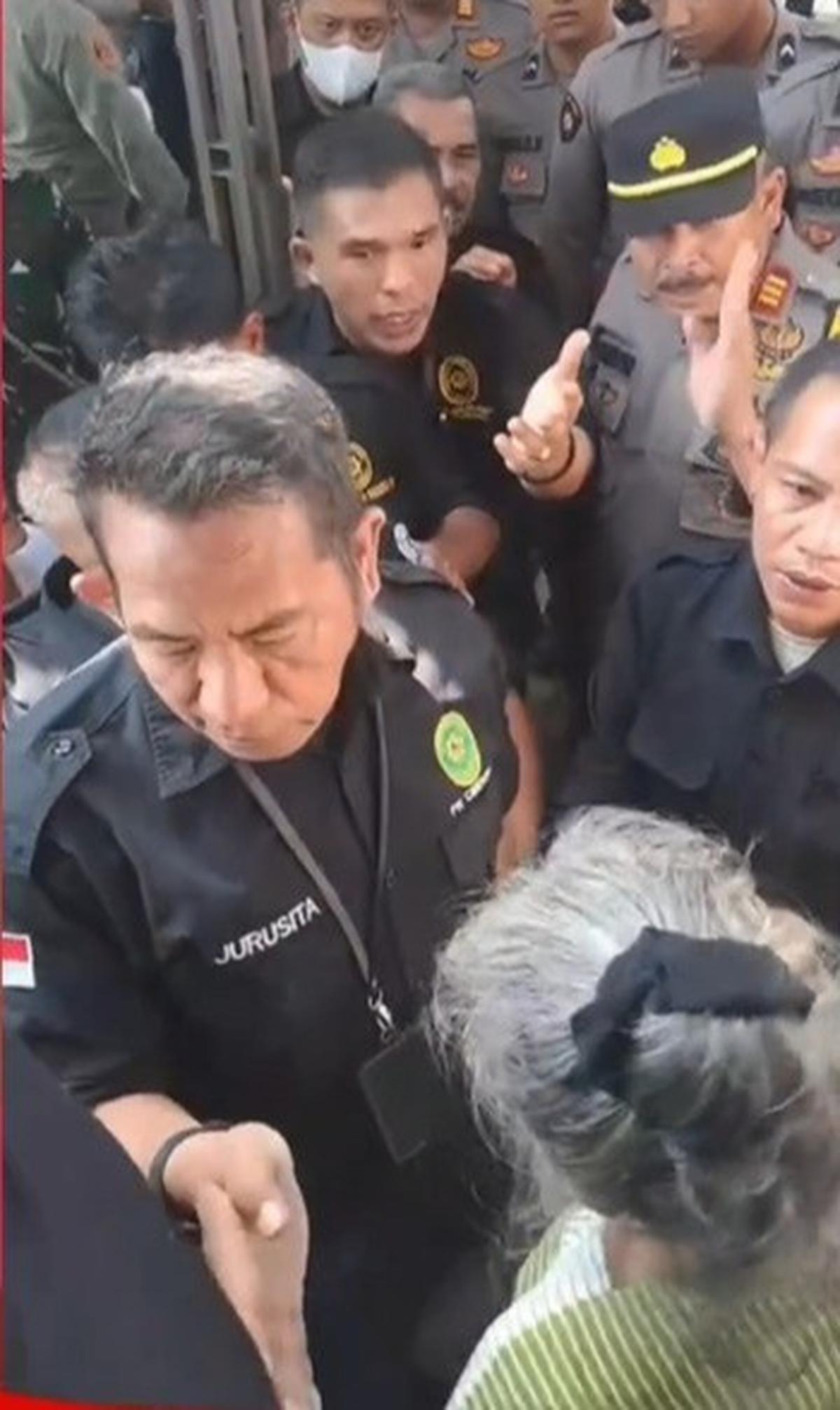 Detik-Detik Pembongkaran Paksa Rumah Atalarik Syach, Suasana Panas dan Tegang Dikepung Puluhan Aparat