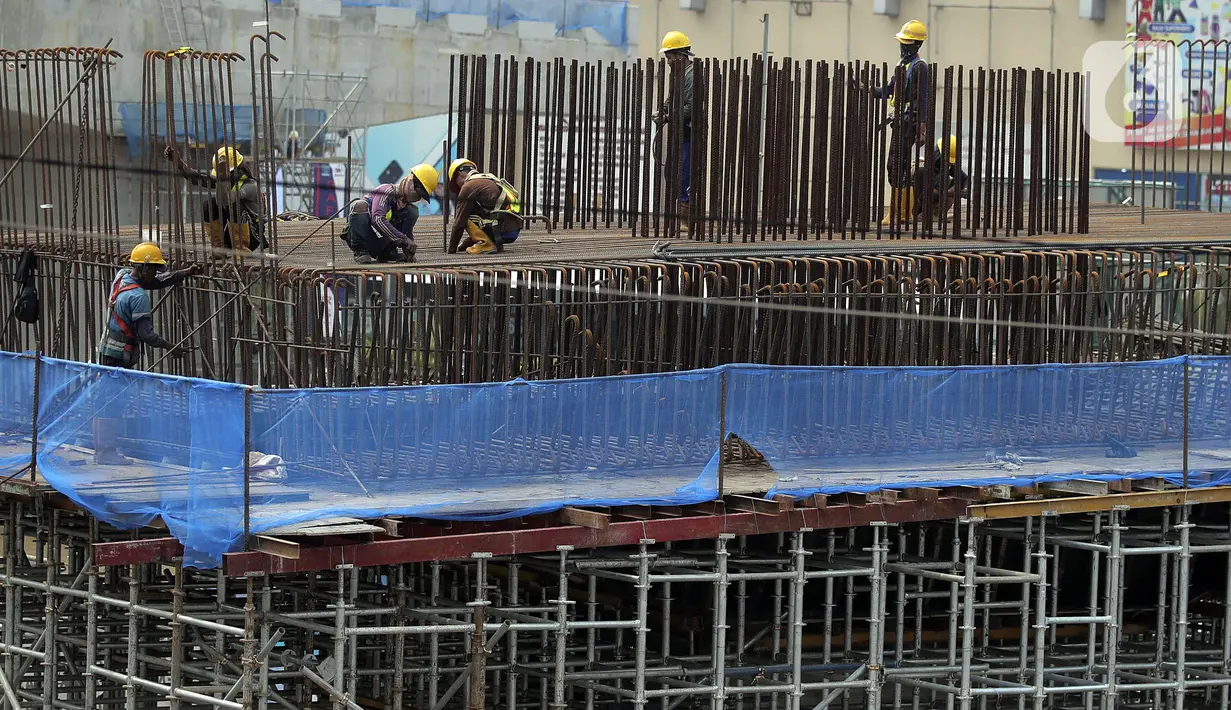 Para pekerja menyelesaikan proyek Tol Becakayu di Jalan Ahmad Yani, Senin (26/10/2020). Menteri Ketenagakerjaan Ida Fauziyah mengatakan bantuan subsidi gaji BPJS Ketenagakerjaan gelombang kedua akan cair pada awal November 2020. (Liputan6.com/Johan Tallo)
