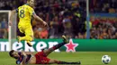 Pemain Barcelona, Sergio Busquets menekel pemain Bate Borisov, Aliaksandr Valadzko pada laga Liga Champions di Stadion Camp Nou, Spanyol, Rabu (4/11/2015). (EPA/Quiqui Garcia)