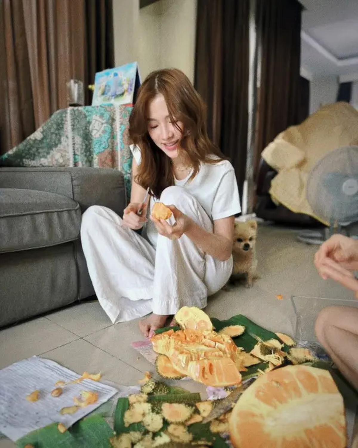 7 Potret Sederhana Baifern Pimchanok Rayakan Songkran di Rumah, Bisa Kupas Nangka