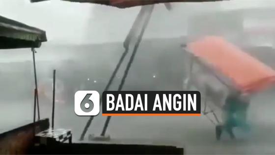 VIDEO: Detik-Detik Pedagang Terseret Angin Kencang