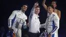 Team principal Williams, James Vowles (tengah) malkukan swafoto bersama Carlos Sainz (kiri) dan Alexander Albon dalam acara peluncuran tim Formula 1 yang bertajuk 'F1 75' di O2 Arena, London, Selasa (18/02/2025). (AP Photo/Kin Cheung)