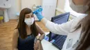 Seorang pekerja medis mengukur suhu tubuh seorang sukarelawan sebelum menyuntikkan vaksin baru COVID-19 bernama "Sputnik V" dalam uji klinis tahap tiga di Moskow, Rusia, pada 15 September 2020. (Xinhua/Alexander Zemlianichenko Jr)