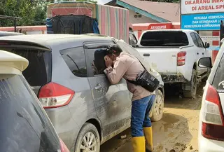 Polisi cek kendaraan di aceh tamiang isu ada mayat korban bencana. (istimewa/Polres Aceh Tamiang)