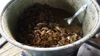 Rica-rica guguk menjadi salah satu kuliner olahan daging anjing yang digemari pembeli.(Liputan6.com/Fajar Abrori)