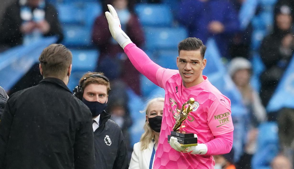 Ederson. Kiper Manchester City berusia 28 tahun ini adalah peraih penghargaan Golden Gloves dua musim terakhir di Premier League. Ia juga mampu membawa Manchester City menjadi finalis Liga Champions musim lalu dan mengantar Argentina di posisi kedua Copa America 2021. (AFP/Pool/Dave Thompson)