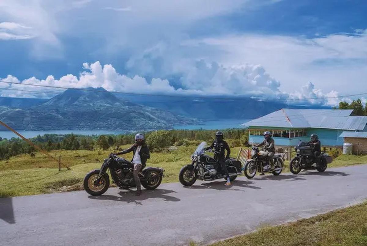 6 Potret Raffi Ahmad, Gading Marten, Desta dan Ariel Noah di Danau Toba, Pose di Kapal Hingga Naik Moge