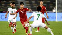 Timnas Vietnam saat menghadapi Irak di matchday pertama Grup D Piala Asia 2019 di Zayed Sports City Stadium, Abu Dhabi, Selasa (8/1/2019). (AFP/Khaled Desouki)