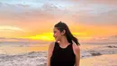 Aksen kacamata diletakkan di atas kepala Syifa. Pemain film Mohon Doa Restu ini berusaha mendapatkan foto terbaik saat main di pantai kala sunset. (Liputan6.com/IG/@syifahadju)