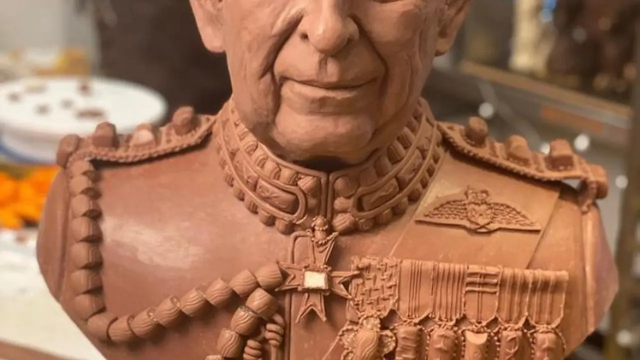 Cokelat yang dibuat seukuran asli Raja Charles III siap menyambut acara penobatan Raja Charles III dan Ratu Camilla pada 6 Mei 2023 mendatang. (Dok: Instagram/@chocolatician)