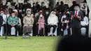 Sejumlah tokoh menghadiri prosesi pemakaman Menpan RB Tjahjo Kumolo di Taman Makam Pahlawan Kalibata, Jakarta, Jumat (1/7/2022). Tjahjo Kumolo meninggal dunia di Rumah Sakit Abdi Waluyo Jakarta Pusat sekitar pukul 11.10 WIB. (Liputan6.com/Faizal Fanani)