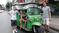 Keren, Tiga Pria Ini Keliling 15 Negara dengan Bajaj Tenaga Surya