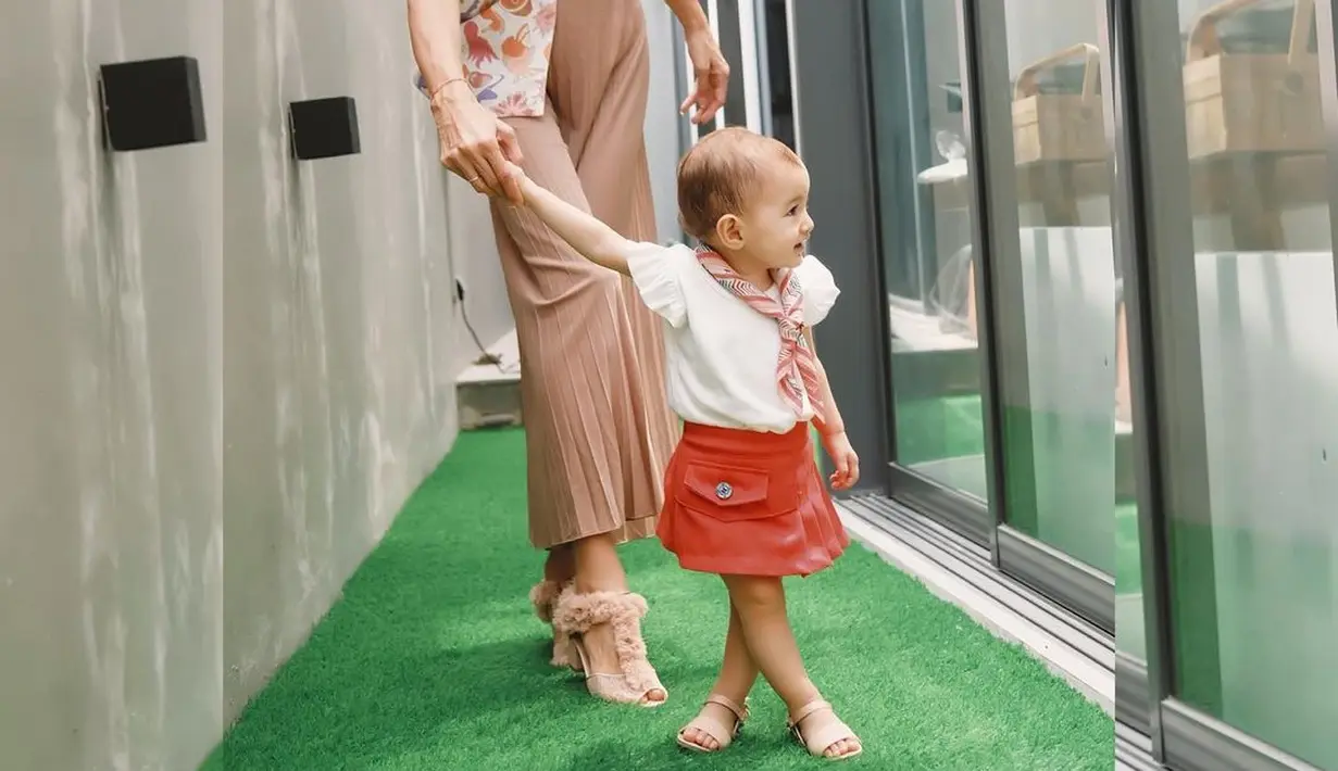 Dalam berpakaian, Nadine kerap tampil dengan outfit warna netral. [Foto:IG/nadinelist].