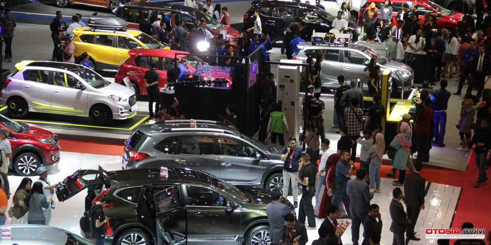 Calon konsumen mobil baru dalam sebuah pameran 