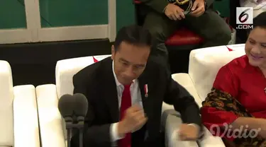 Saat Via Vallen membawakan lagu resmi berjudul 'Meraih Bintang', seluruh isi stadion GBK langsung bergoyang mengikuti irama, tak terkecuali Jokowi yang peragakan 'Goyang Dayung'.