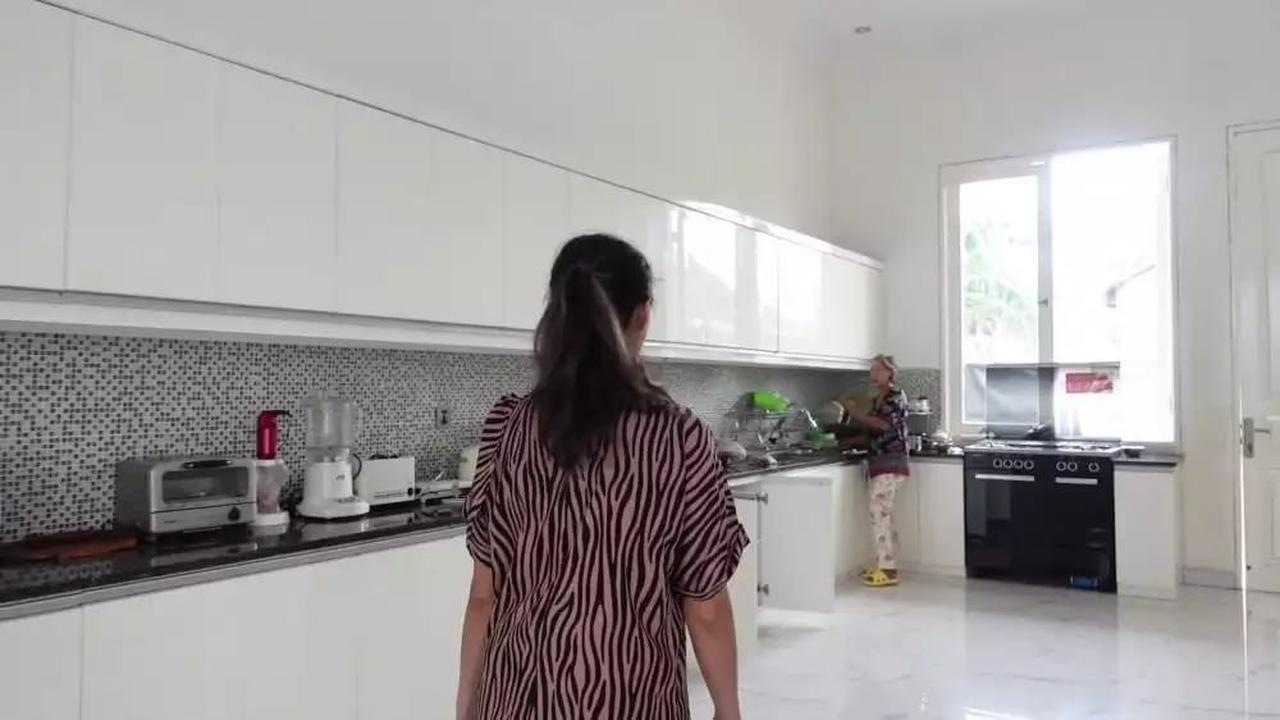 Della Puspita Vakum dari Dunia Entertainment, Cek Kondisi Dapur Mewahnya yang Elegan dan Luas