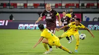 Gelandang PSM Makassar Wiljan Pluim dikepung dua pemain Kedah Darul Aman dalam semifinal Piala AFC 2022 di Stadion Kapten I Wayan Dipta. (Bola.com/Maheswara putra)