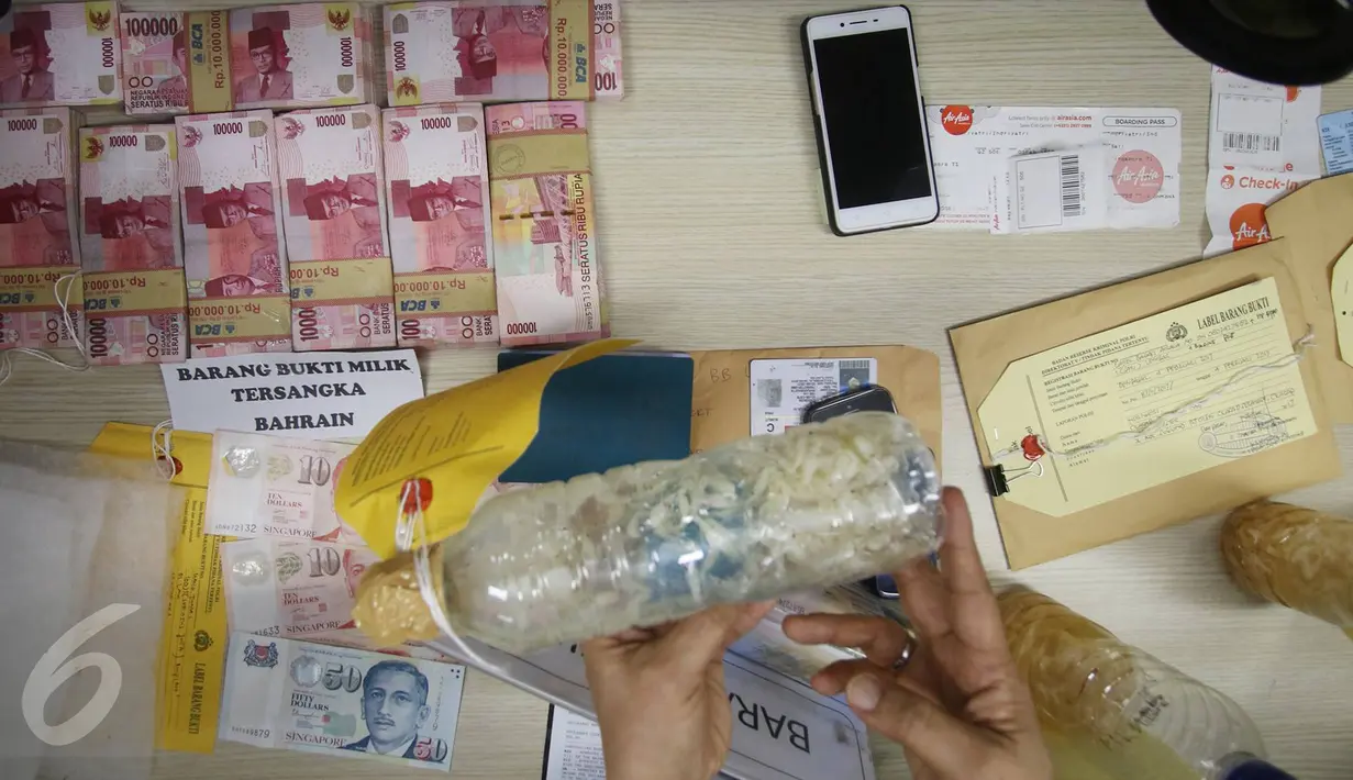 Barang bukti yang disita oleh petugas dalam kasus penyelundupan benih lobster, di kantor KKP Jakarta, Senin (27/2). Penyelundupan bibit lobster ke Singapura dan Vietnam ini berpotensi merugikan negara mencapai Rp 7 miliar. (Liputan6.com/Immanuel Antonius)