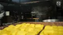 Pekerja memproses tahu di salah satu industri rumahan Semanan, Kalideres, Jakarta, Rabu (19/9). Kenaikan dolar AS turut berdampak naiknya harga kedelai impor yang kini mencapai Rp 7.500 per kilogram. (Merdeka.com/Iqbal S Nugroho)
