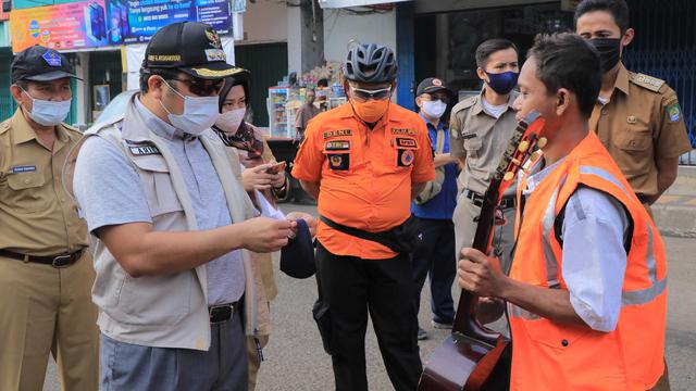 Wali Kota Tangerang Arief Wismansyah menegor warga yang tidak mematuhi PSBB (Pramita/Liputan6.com)