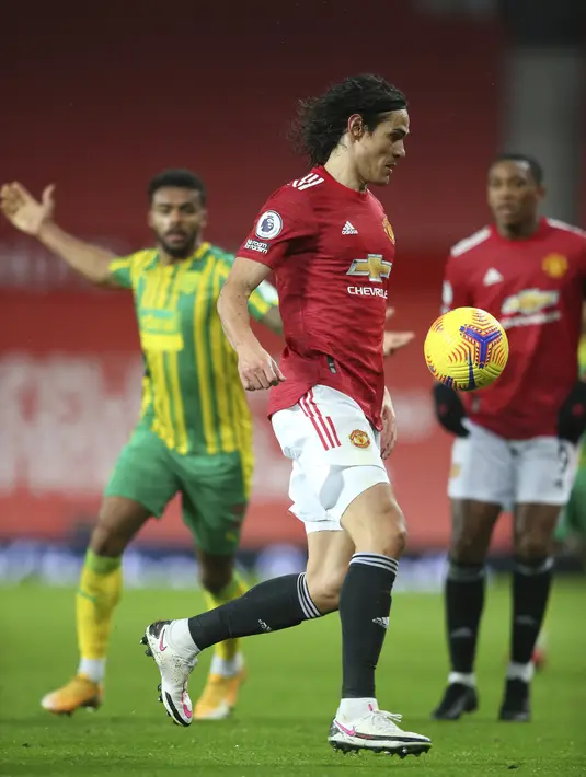 Penyerang Manchester United, Edinson Cavani mengontrol bola saat bertanding melawan West Bromwich Albion pada pertandingan Lanjutan Liga Inggris di stadion Old Trafford di Manchester, Inggris, Sabtu (21/11/2020). MU menang tipis atas West Bromwich Albion 1-0. (Alex Livesey/Pool via AP)