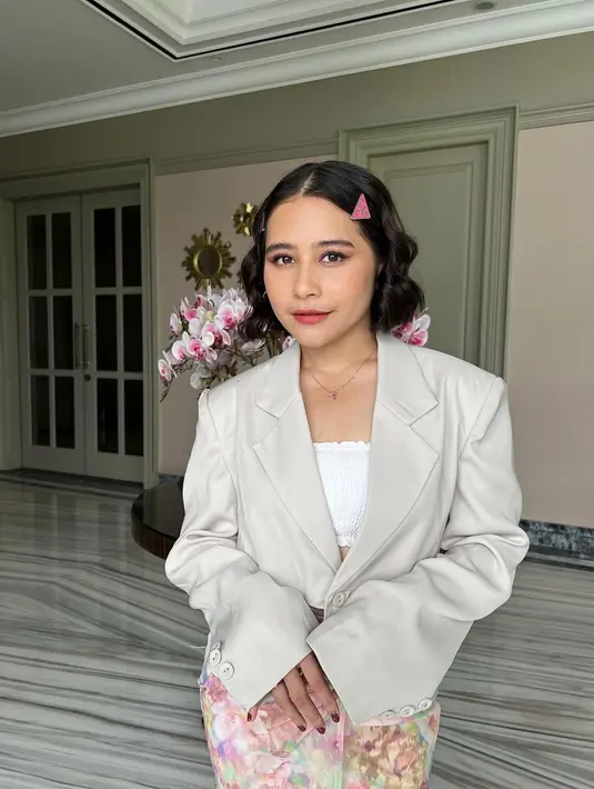 Pink dan abu-abu. Kombinasi warna ini terlihat kontras namun tetap soft untuk hari Raya [@prillylatuconsina96]