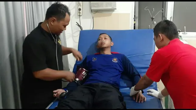 Petugas pemadam kebakaran mendapat perawatan tim medis Puskesmas Bobotsari setelah pingsan karena terjebak asap pada kebakaran di kompleks pertokoan di Bobotsari, Purbalingga, Jumat (21/2/2020). (Foto: Liputan6.com/Rudal Afgani Dirgantara)