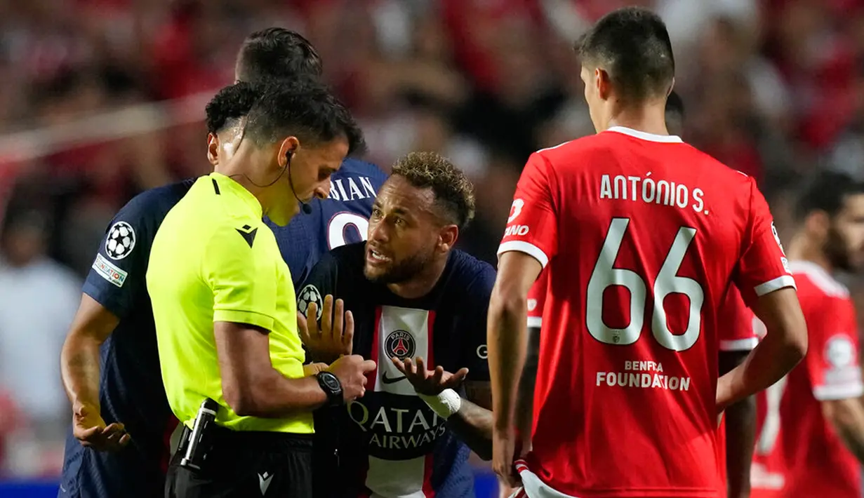 Pemain Paris Saint-Germain (PSG) Neymar (tengah) berbicara dengan wasit saat melawan Benfica pada pertandingan sepak bola Grup H Liga Champions di Stadion Luz, Lisbon, Portugal, 5 Oktober 2022. Pertandingan berakhir imbang 1-1. (AP Photo/Armando Franca)