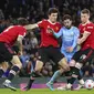 Bernardo Silva diapit oleh tiga pemain MU pada pertandingan Liga Inggris 2021/2022 di Etihad Stadium, Minggu (6/3/2022) malam WIB. Man City menang telak 4-1. (AP Photo/Jon Super)